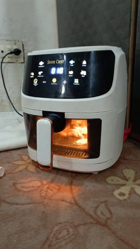 silver crest 8L air fryer, body crack from side but works perfectly ok 2