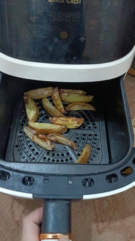 silver crest 8L air fryer, body crack from side but works perfectly ok 3