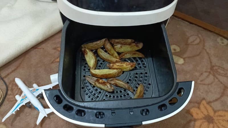 silver crest 8L air fryer, body crack from side but works perfectly ok 4