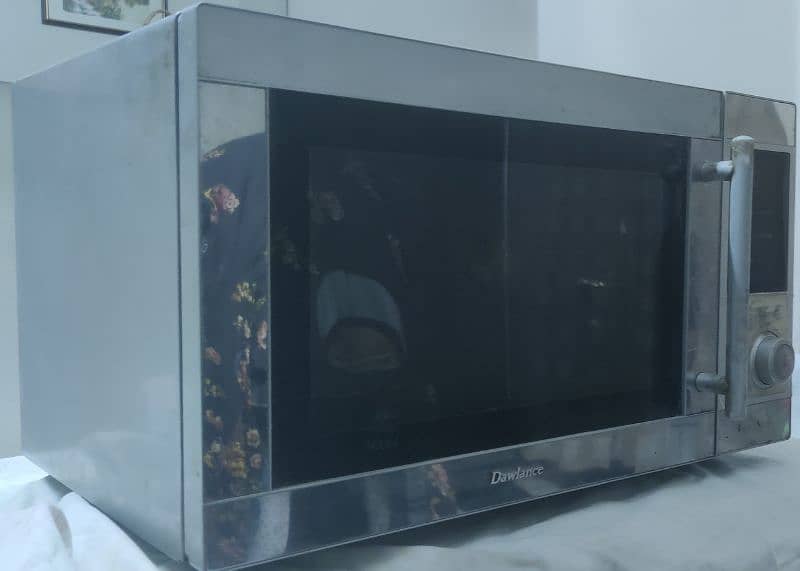 900 watts microwave oven-good condition 0