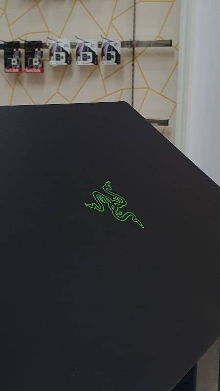 Gaming laptop RAZER BLADE RZ09-02 CORE i7 8TH GEN 8/512, 8gb gtx1070 8