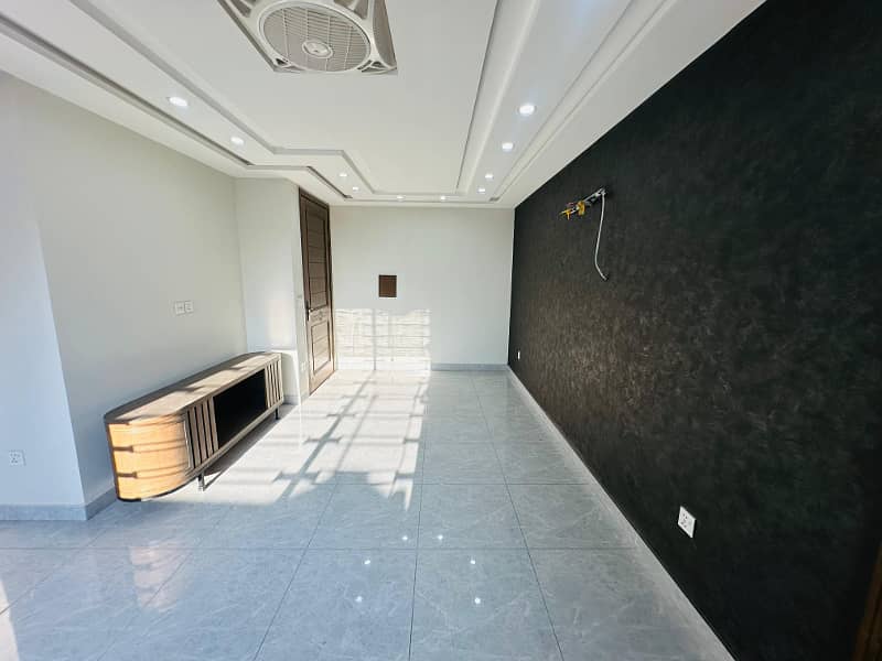 Brand New Apartment Near Jamia Masjid Bahria Town Lahore 2