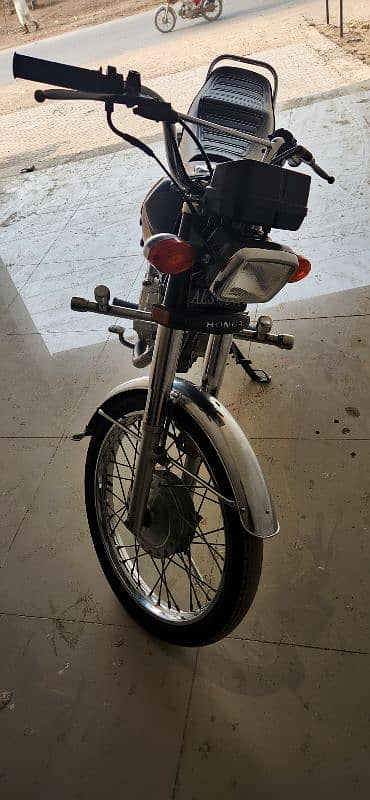 Honda 125 in prestige condition 5