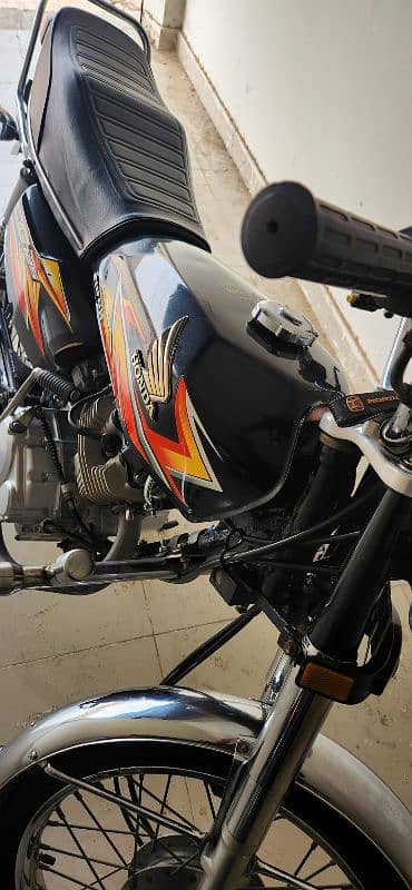 Honda 125 in prestige condition 6