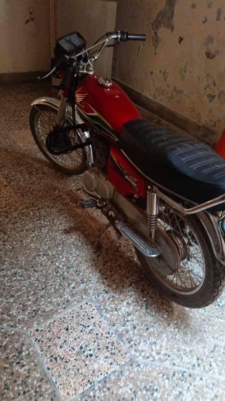 Honda 125 model 2017 red color registration Rawalpindi 1