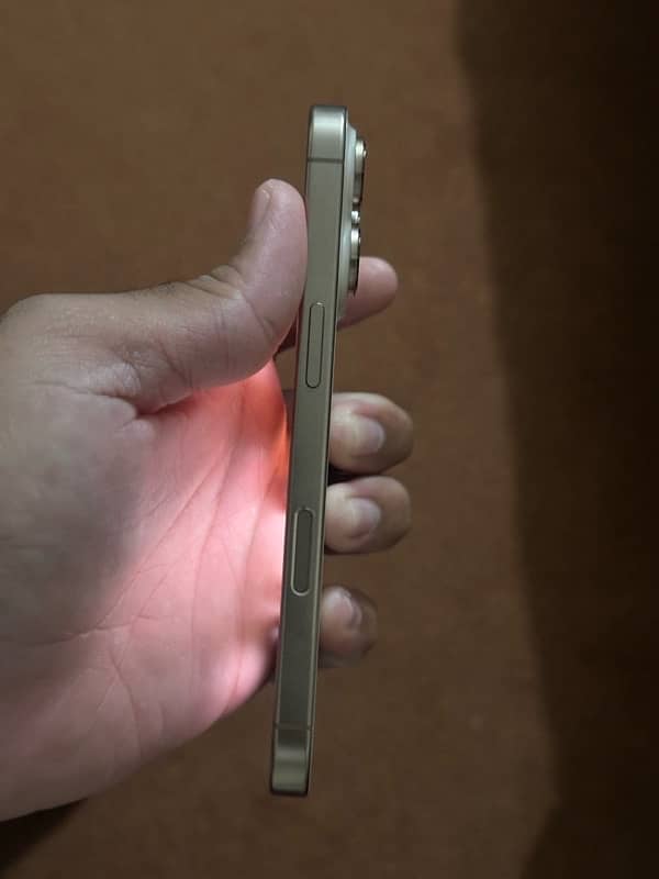 iPhone 16 Pro (256 GB) 3