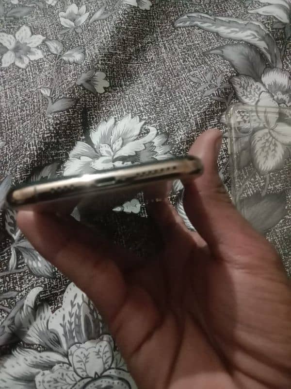 iPhone xs max. 10/9 condition 2