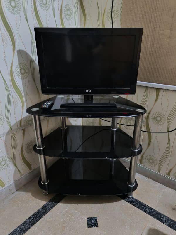 LG LCD 26" TV WITH TROLLEY. BEDROOM SET. 0