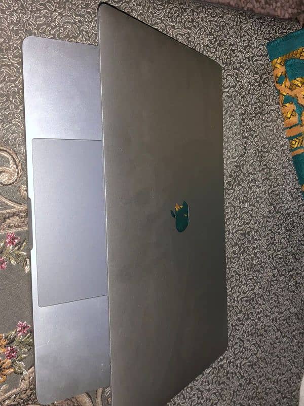 MacBook pro 2019 15inch i9 32/512 1