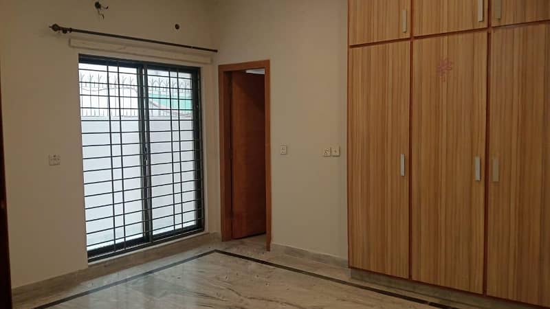 10 MARLA MODERN ELEVATION DESIGN HOUSE AVAILABLE FOR RENT IN DHA PHASE 4 BLOCK GG LAHORE. GAS AVAILABLE. 5