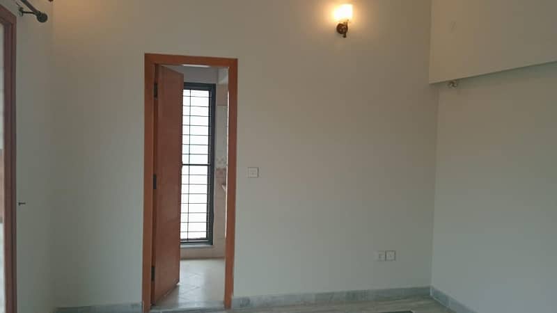 10 MARLA MODERN ELEVATION DESIGN HOUSE AVAILABLE FOR RENT IN DHA PHASE 4 BLOCK GG LAHORE. GAS AVAILABLE. 12