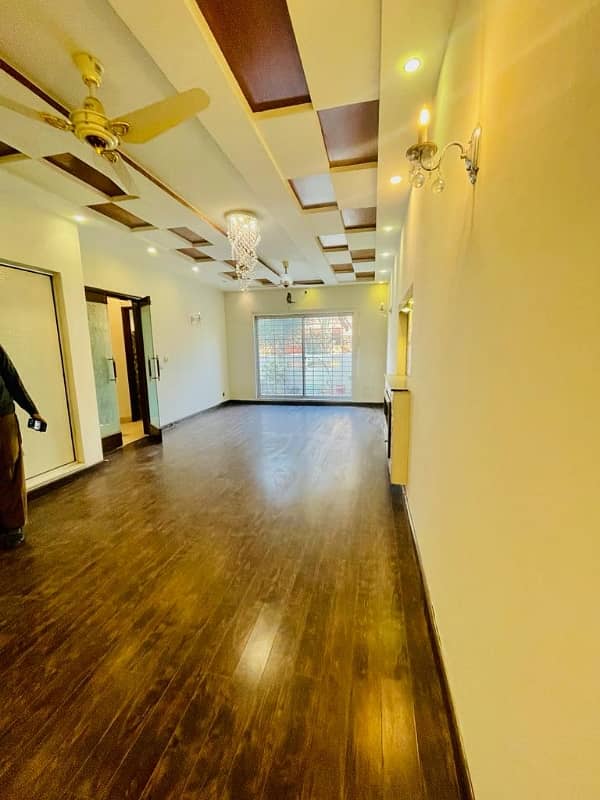 10 MARLA UPPER PORTION AVAILABLE FOR RENT IN FORMANITES HOUSING SCHEME BLOCK -E LAHORE. 4