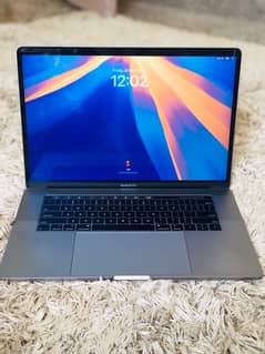 MacBook pro 2019 15inch i9 32/512