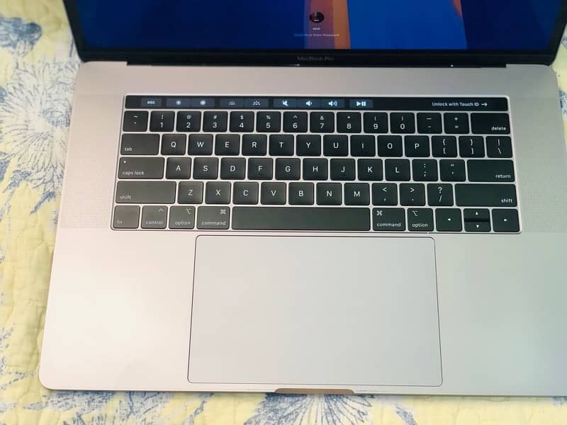 MacBook pro 2019 15inch i9 32/512 1