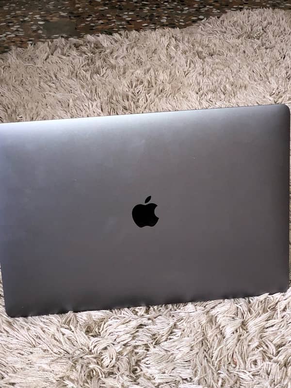 MacBook pro 2019 15inch i9 32/512 3