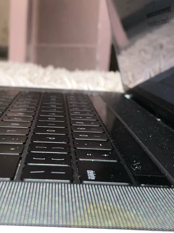 MacBook pro 2019 15inch i9 32/512 4