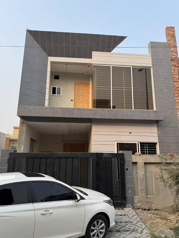 5 Marla Brand new 4 beds beautiful modern house available for sale in Topaz Extension Park View City Lahore 0