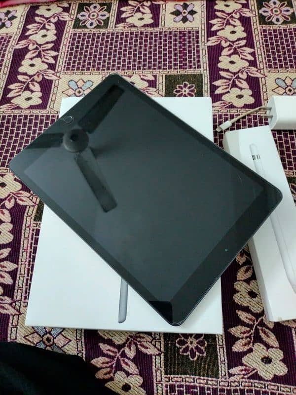 Apple iPad 8th Generation (32 GB) with Original Box & Apple Pencil 0