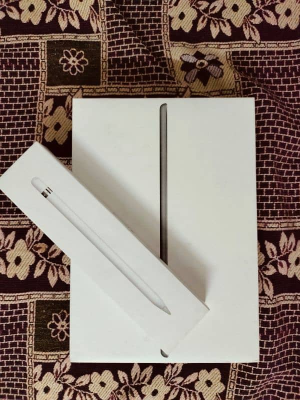 Apple iPad 8th Generation (32 GB) with Original Box & Apple Pencil 11