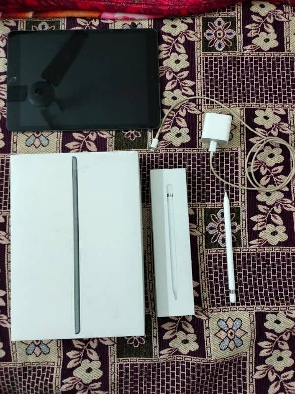 Apple iPad 8th Generation (32 GB) with Original Box & Apple Pencil 14