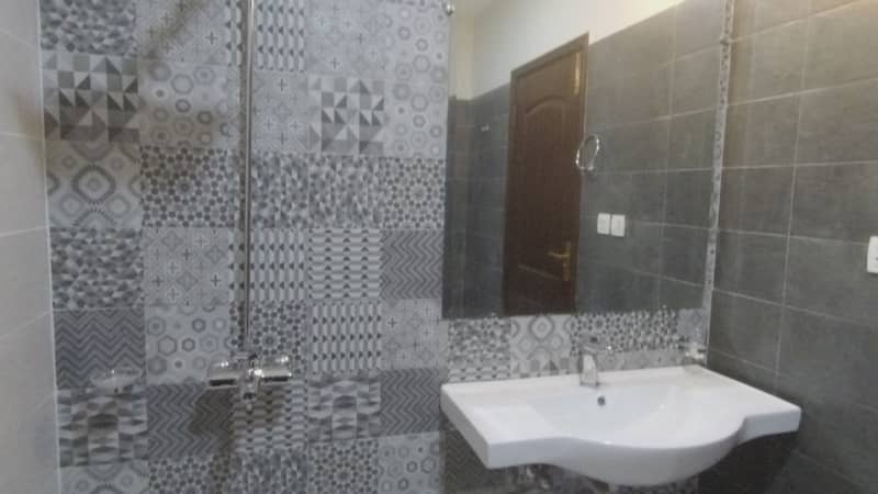 Ideal Flat In Lahore Available For Rs. 110000 2