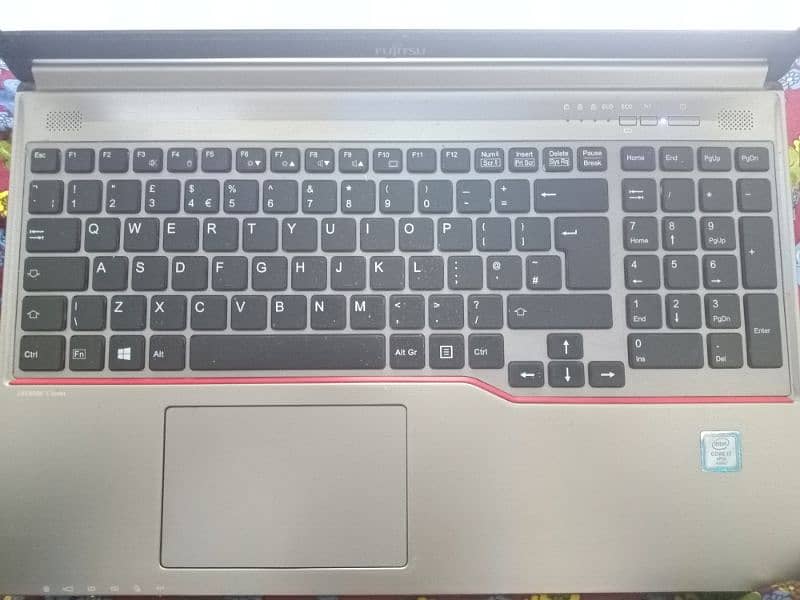 FUJITSU I7 6 GENERATION 8RAM 512HARD 2