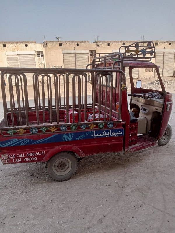 Loader covered Riksha 0