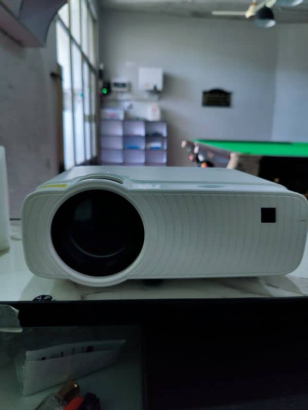 projector like new 1080p HD 0