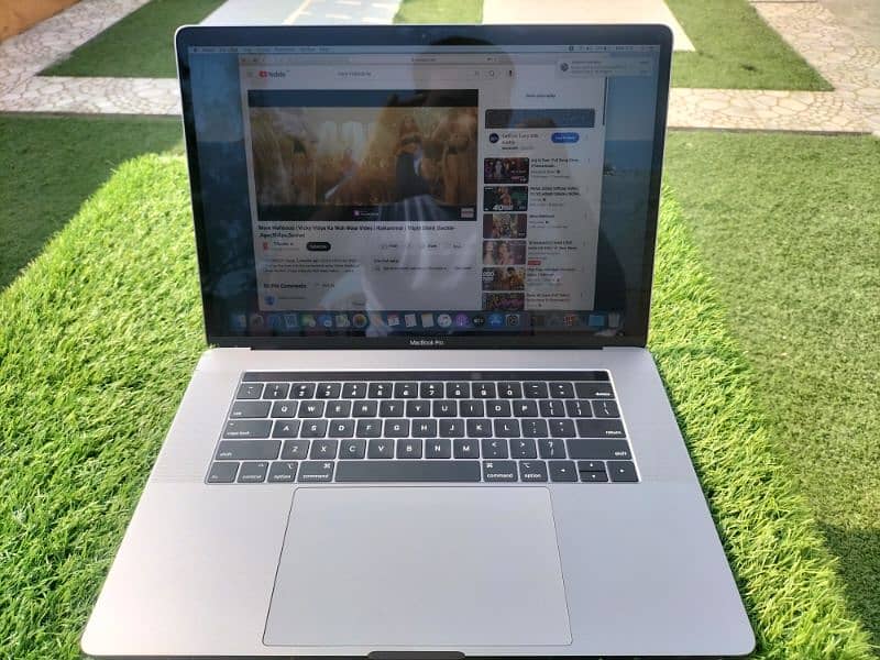 MacBook pro 2019(15inch) i9 32GB ram 512GB SSD 1