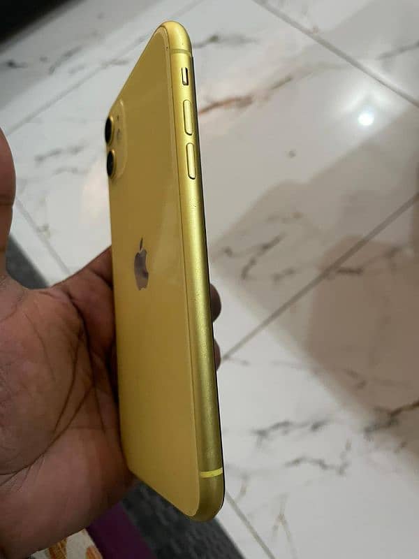 Exchange 11 Gold iphone special edition excellent condition 4