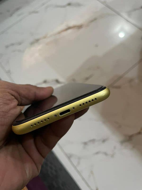 Exchange 11 Gold iphone special edition excellent condition 6