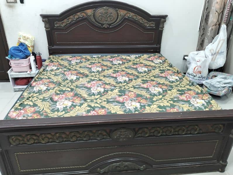 King Bed 6.5ft X 6 ft with cupboard 1