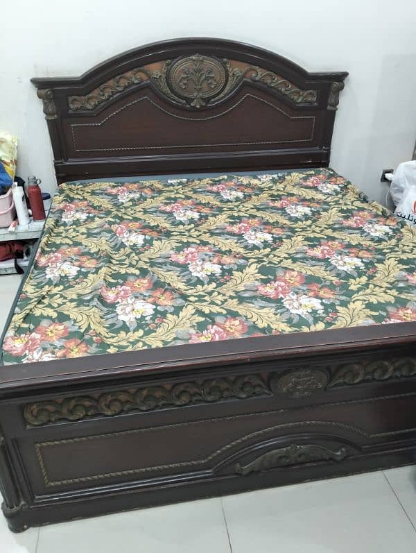 King Bed 6.5ft X 6 ft with cupboard 2