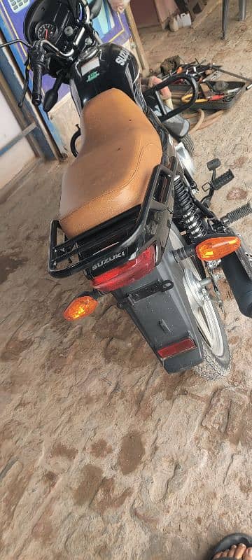 Suzuki 110s newo condition ha  chala kar chak karo 8