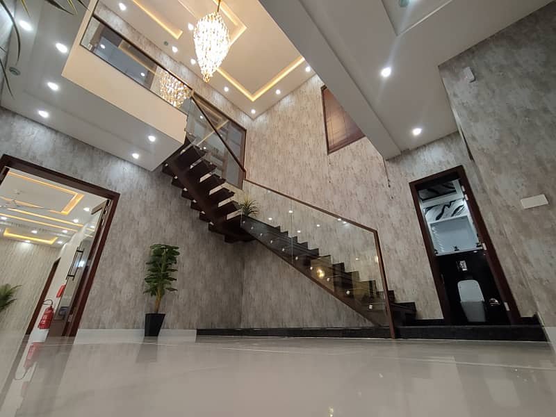 1 KANAL ORIGINAL MZAHAR DESIGN BANGALOW FOR SALE NEAR TO PARK. 40