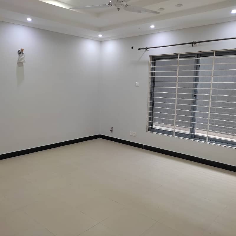 Double Road Corner House For Rent 8