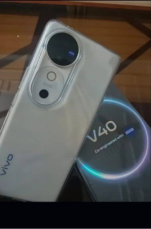 m selling vivo v 40 just box open 1