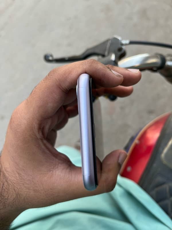 iphone 11  pta approved 4