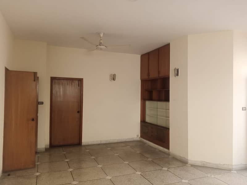 01 KANAL DESIGNER UPPER PORTION AVAILABLE FOR RENT AT VERY HOT LOCATION 12