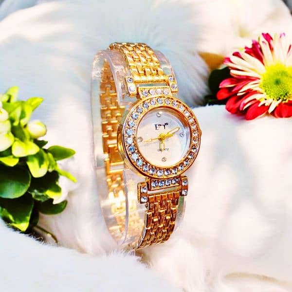 Stylish Women Quartz Watch and Golden 1