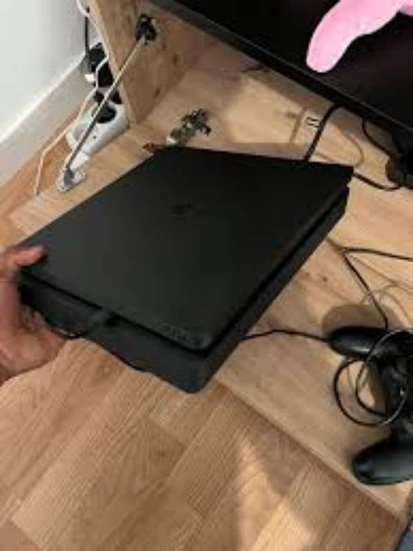 PS4 Slim Great Condition + 1 Controller 1