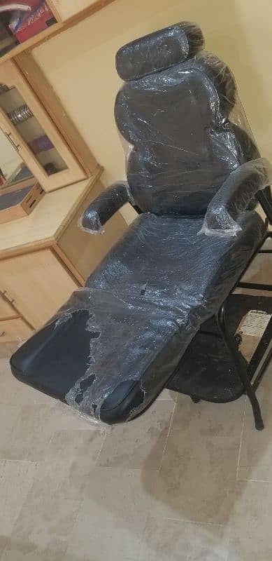 black salon chair 1