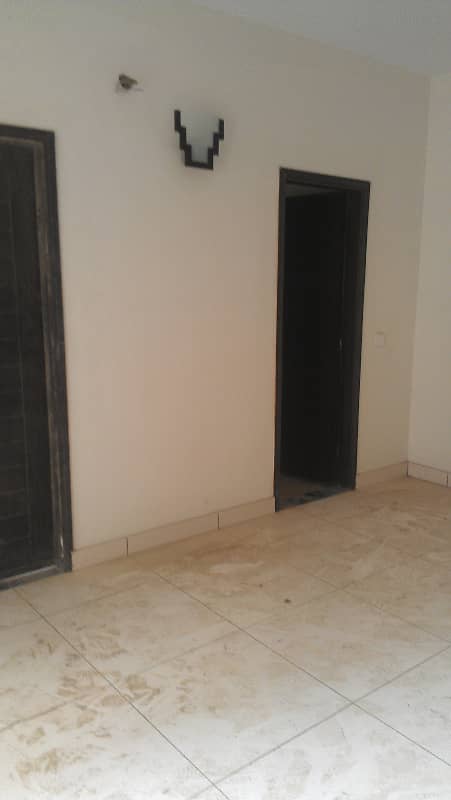 three bed dd well maintained apartment for rent in johar 9