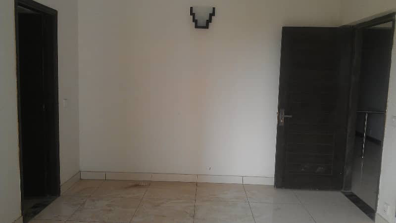 three bed dd well maintained apartment for rent in johar 12