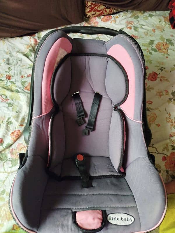 baby carry caught car seat 0