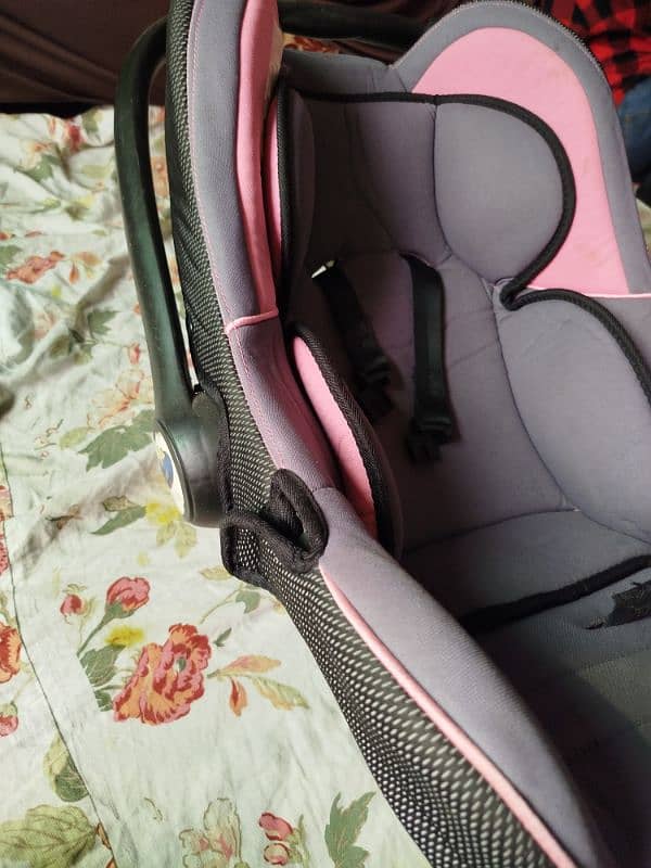 baby carry caught car seat 1