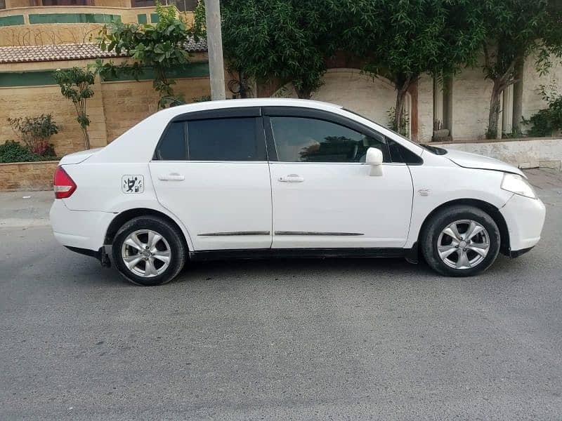 Nissan Tiida 2012 1