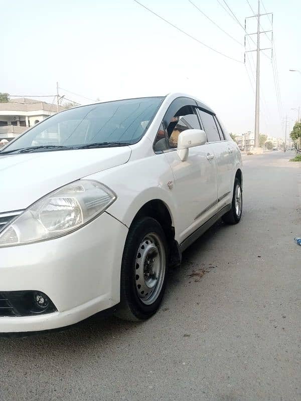 Nissan Tiida 2012 4