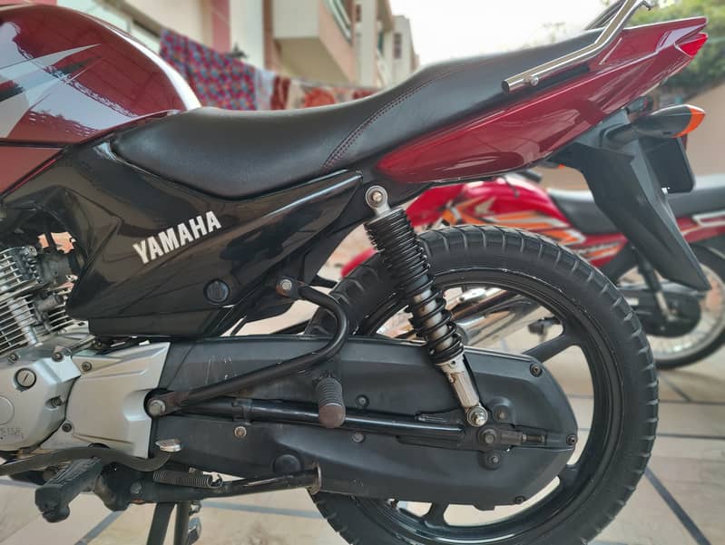 YAMAHA 125G Imported Model RED Genion condition (Karachi No. ) 8