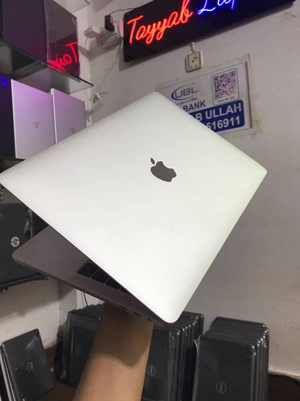 Macbook pro 2018 i5   16/256 13 inch Tayyab laptop 3